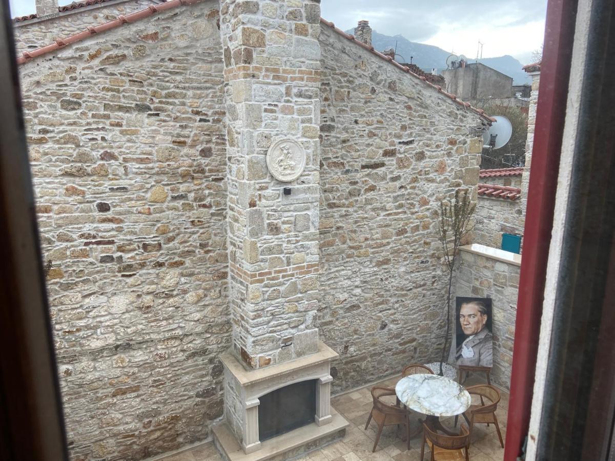 Dionysos 1789 Boutique Hotel フォチャ エクステリア 写真
