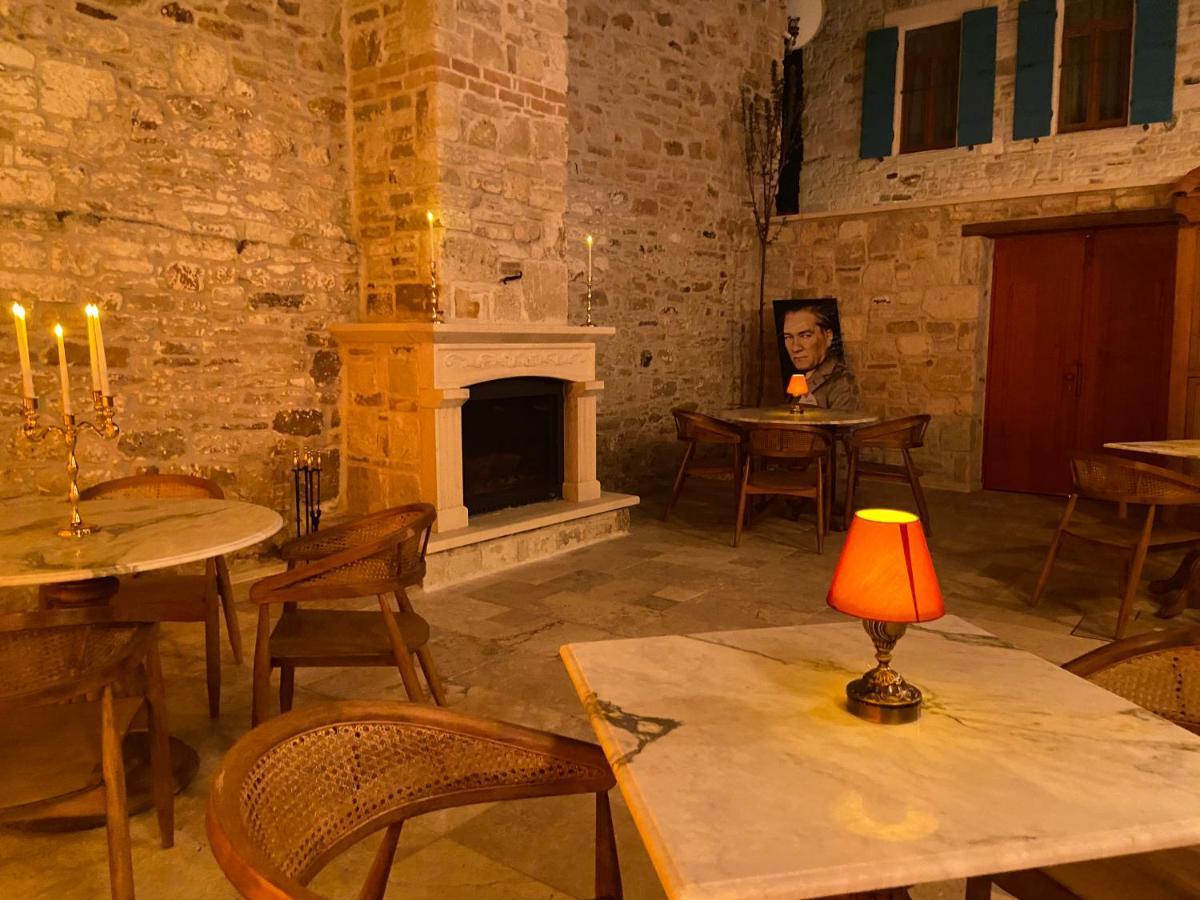 Dionysos 1789 Boutique Hotel フォチャ エクステリア 写真