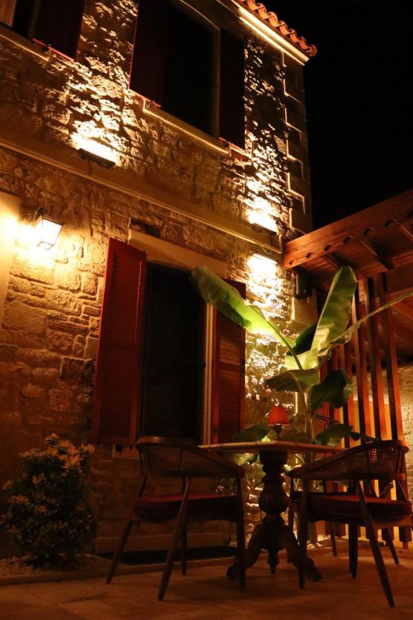 Dionysos 1789 Boutique Hotel フォチャ エクステリア 写真