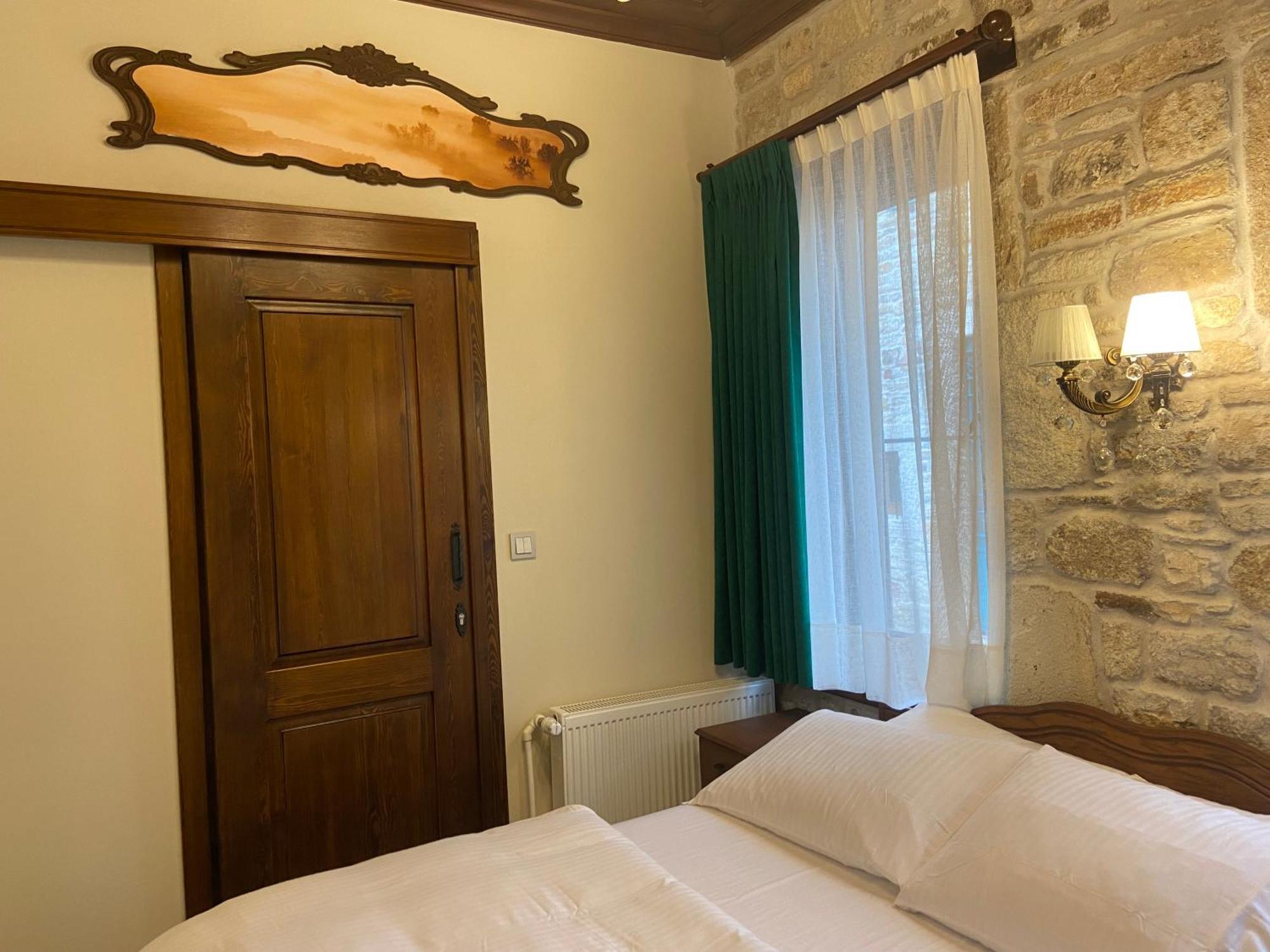 Dionysos 1789 Boutique Hotel フォチャ エクステリア 写真