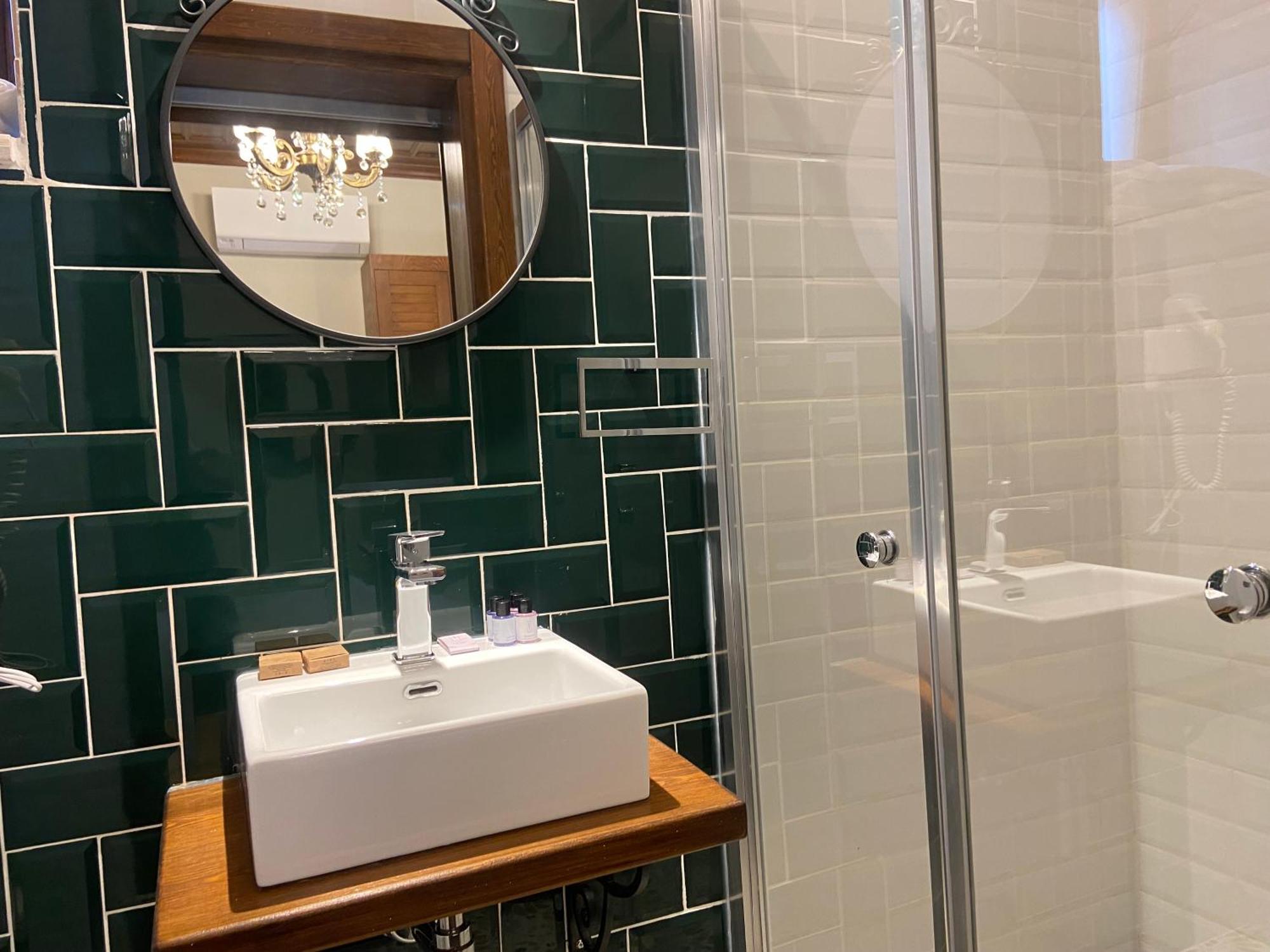 Dionysos 1789 Boutique Hotel フォチャ エクステリア 写真