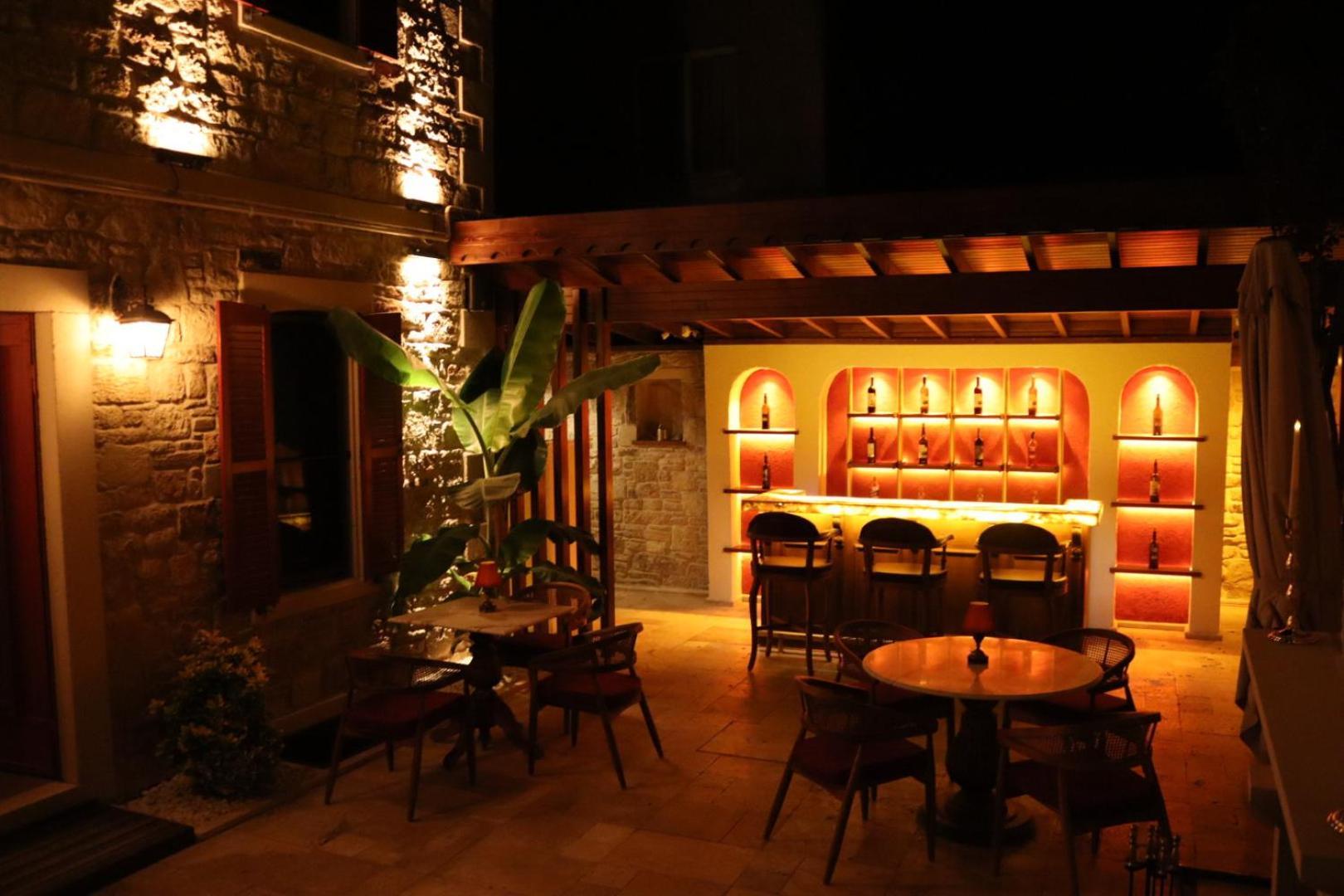Dionysos 1789 Boutique Hotel フォチャ エクステリア 写真