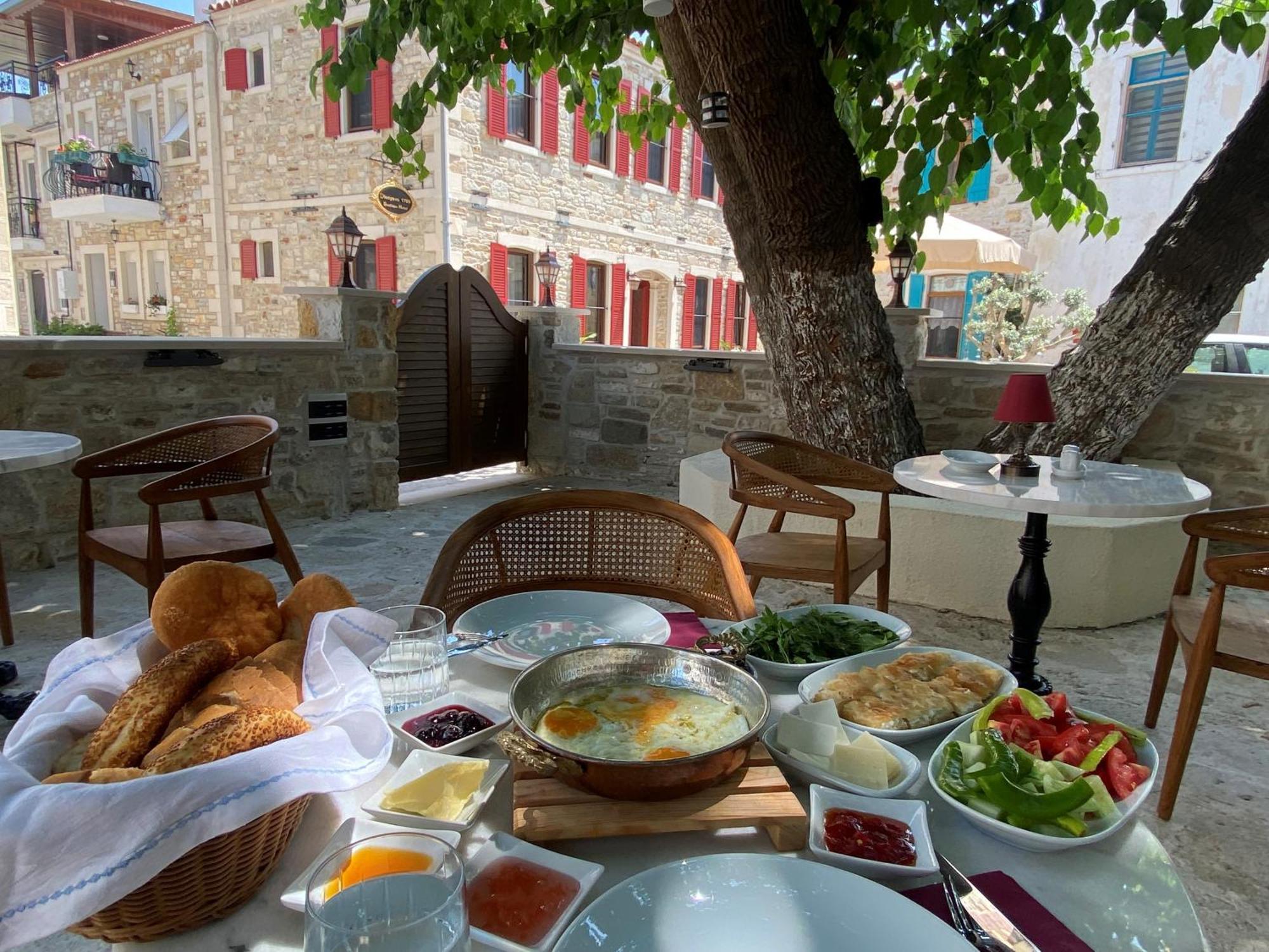 Dionysos 1789 Boutique Hotel フォチャ エクステリア 写真